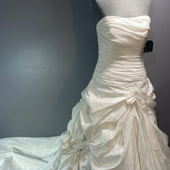 Allure Bridals size 10 ivory wedding lace taffeta gown - Picture 7 of 17
